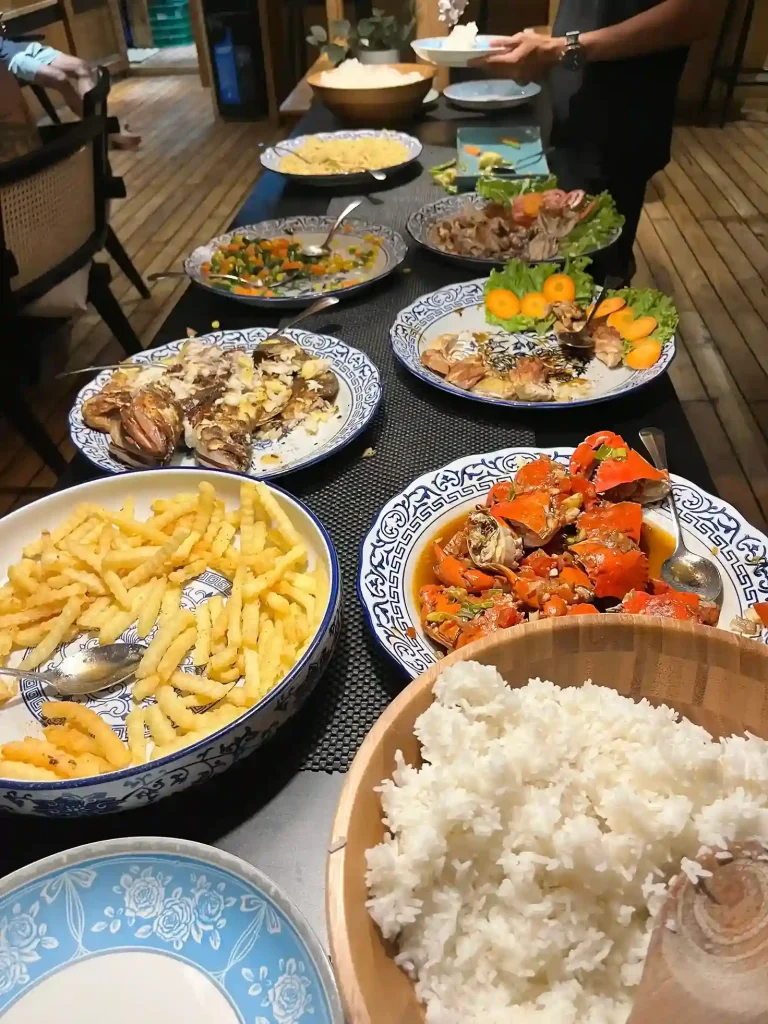 船上午餐：薯條、蟹同海鮮